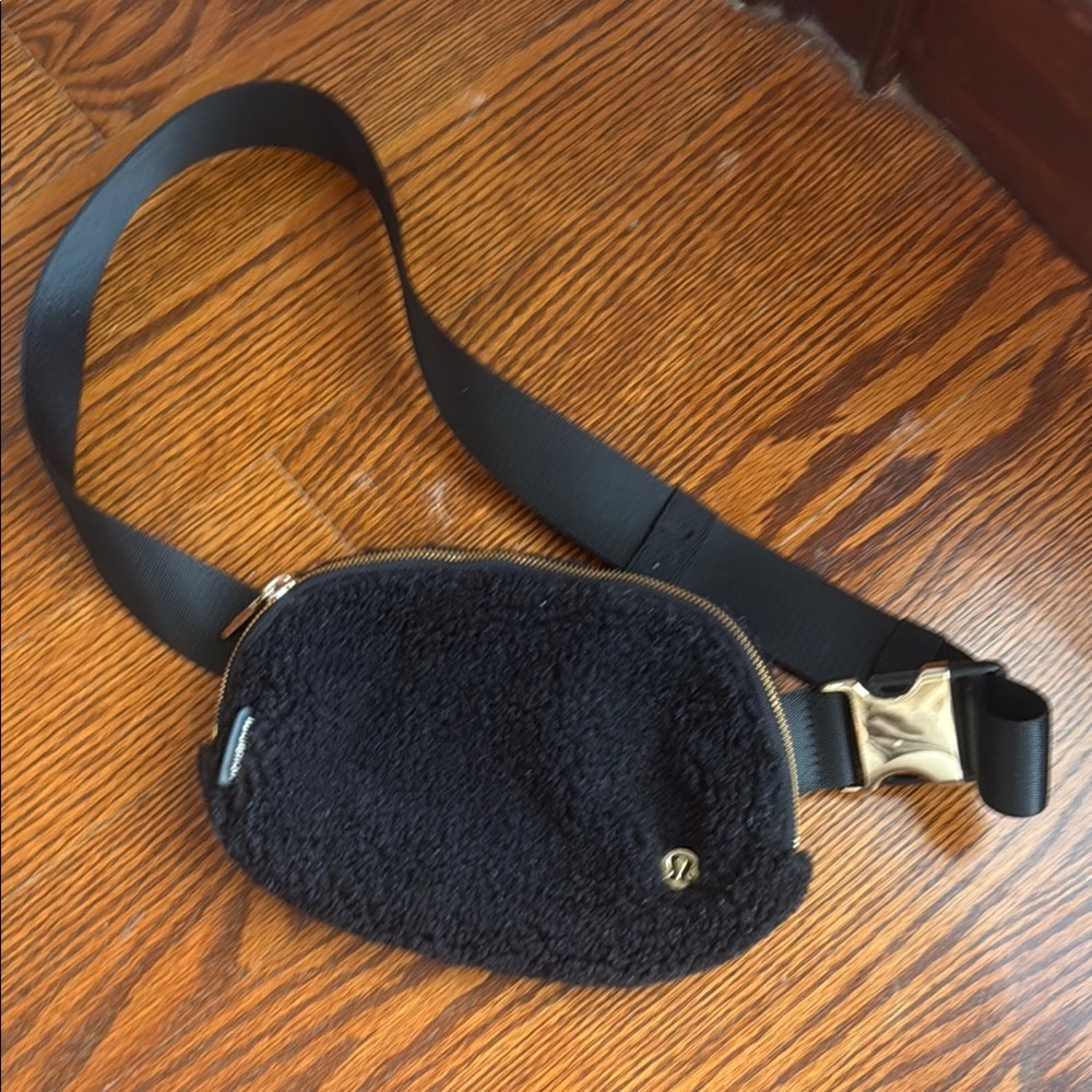 lululemon athletica Black Sherpa Belt Bag